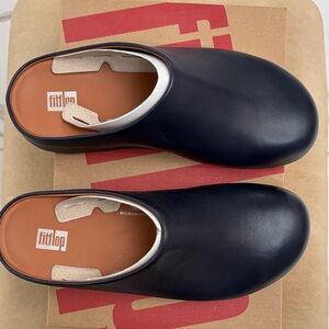 FitFlop Shuv Women's Midnight Navy Leather Clogs